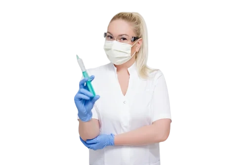 врач со шприцом готов к проведению лечебной блокады