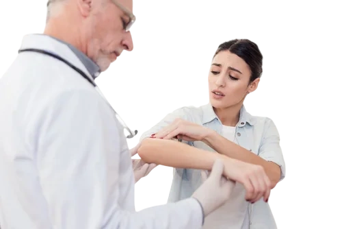 доктор осматривает пациентку с синовиальной саркомой