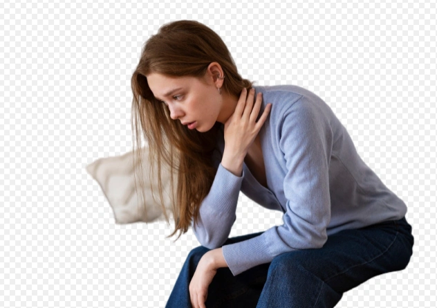 девушка с межреберной невралгией сидит на диване