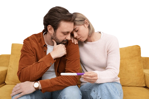 женщина с бесплодием держит тест на беременность