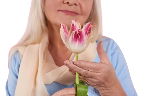 женщина в климаксе с цветком в руке