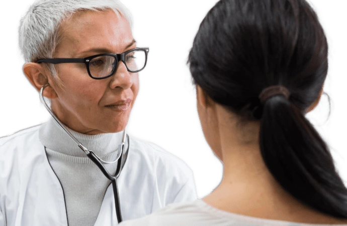 доктор осматривает пациента с раком трахеи