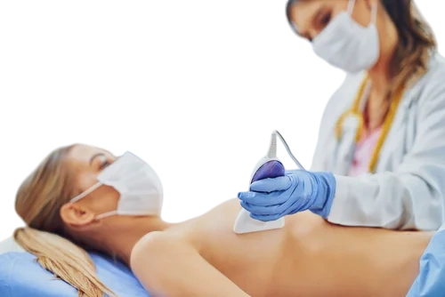 врач проводит узи при раке груди