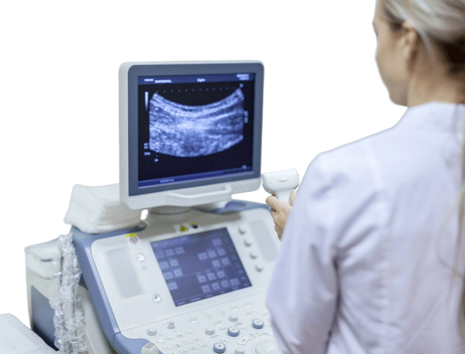 врач смотрит на монитор