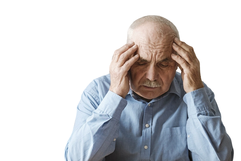 пожилой мужчина сидит и держится за голову