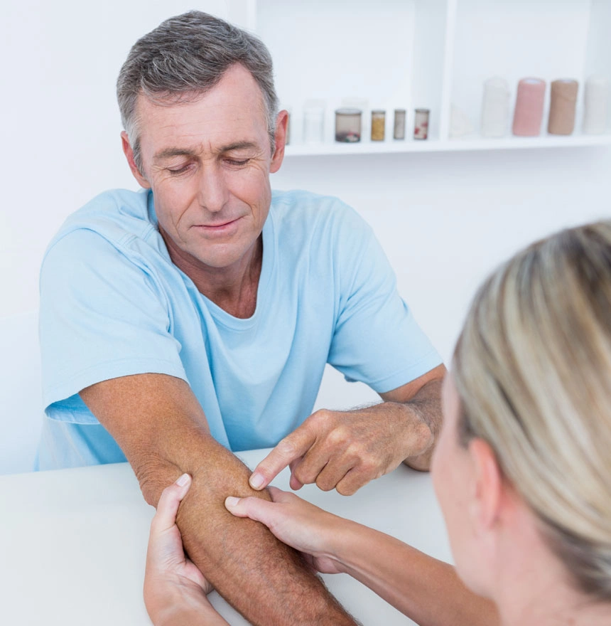 доктор смотрит руку пациента