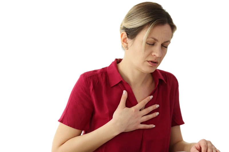 женщина закрыла глаза и положила руку на область сердца