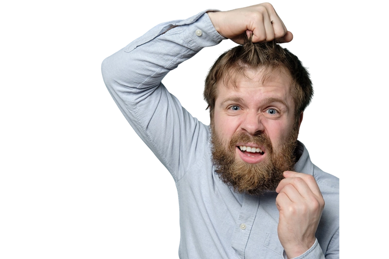 мужчина дергает себя за волосы на голове и за бороду