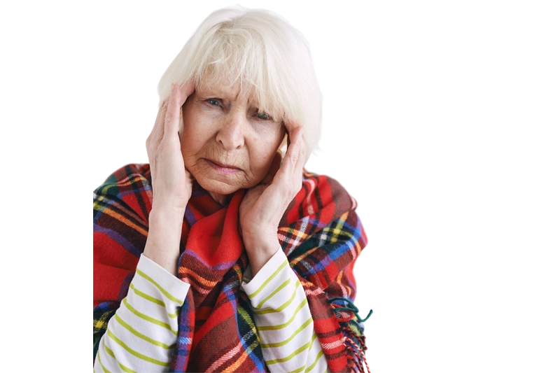 пожилая женщина в клетчатой шали держится за голову