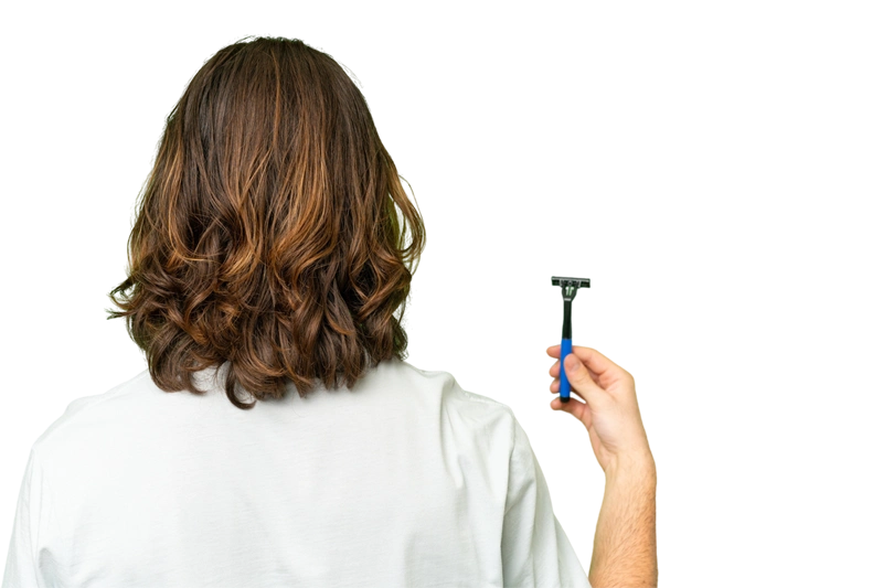 женщина стоит спиной с бритвенным станком в руке