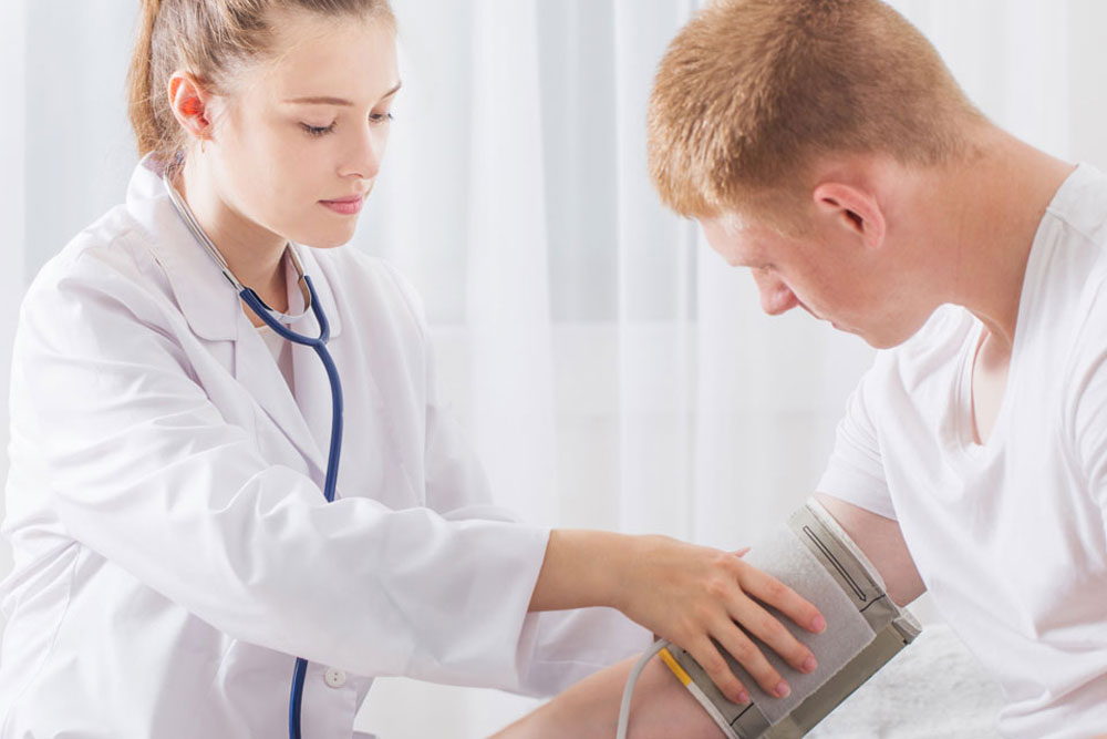 врач измеряет мужчине давление